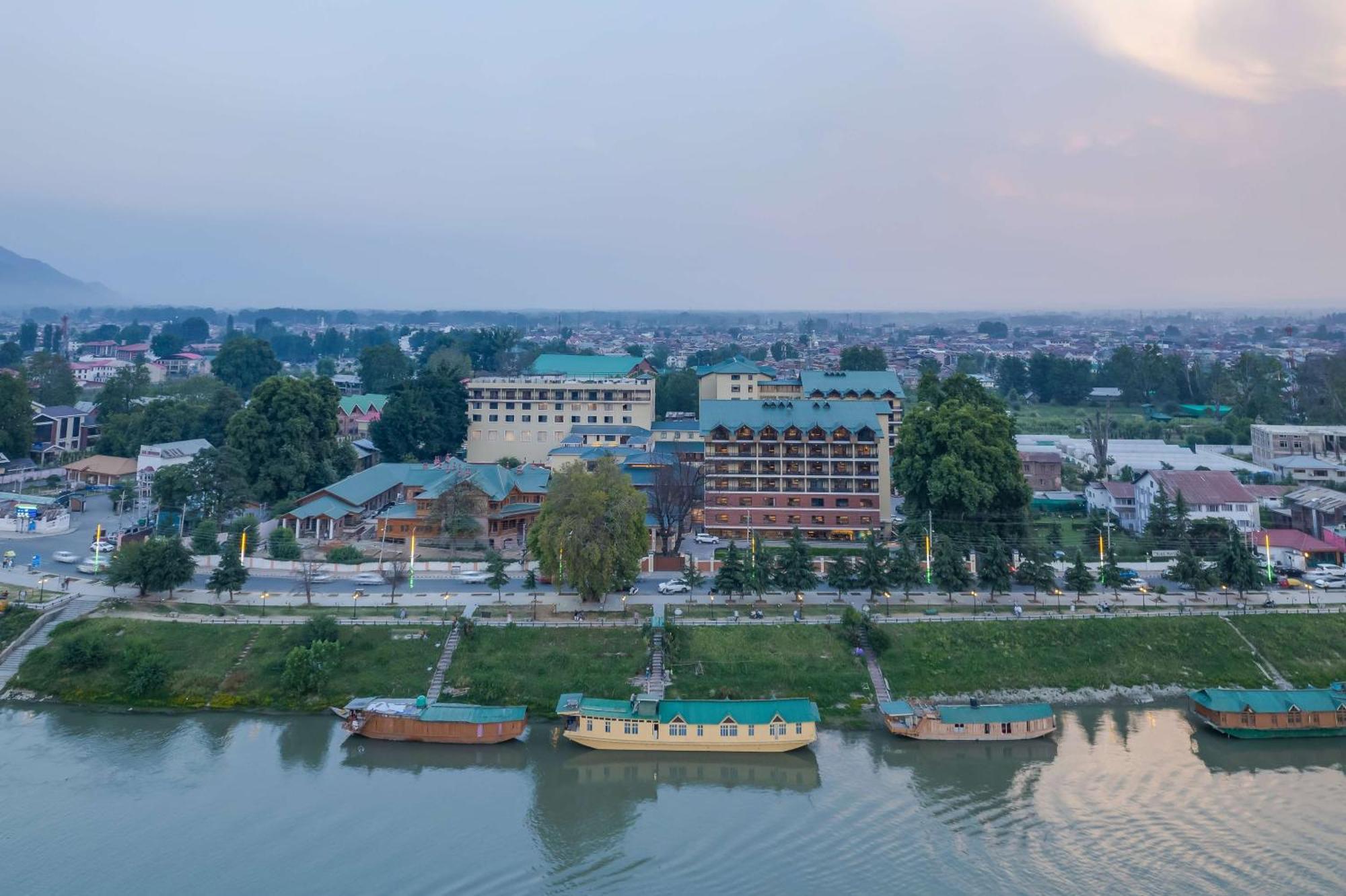 Radisson Collection Hotel & Spa, Riverfront Srinagar Екстериор снимка