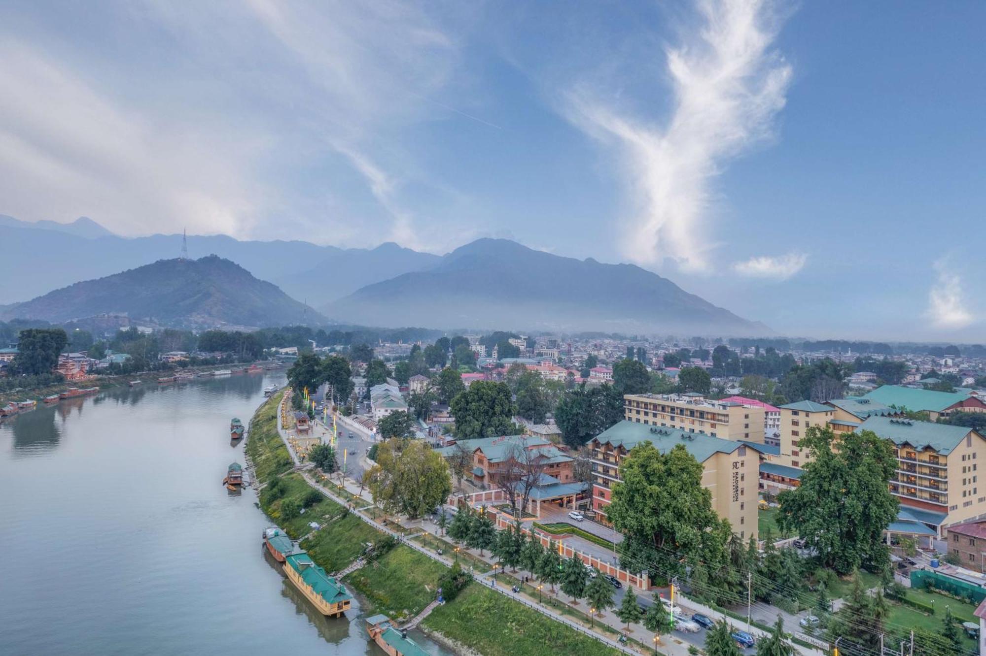 Radisson Collection Hotel & Spa, Riverfront Srinagar Екстериор снимка